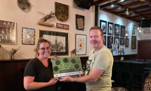 Jos Voeten_overhandiging opbrengst