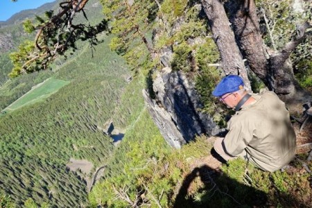Remko Boogaard gezeten op een heuveltop.